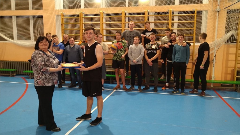 Соревнования по волейболу между студентами и педагогами