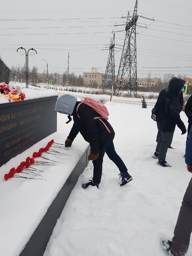 Возложение цветов к мемориалу "Матерям войны"