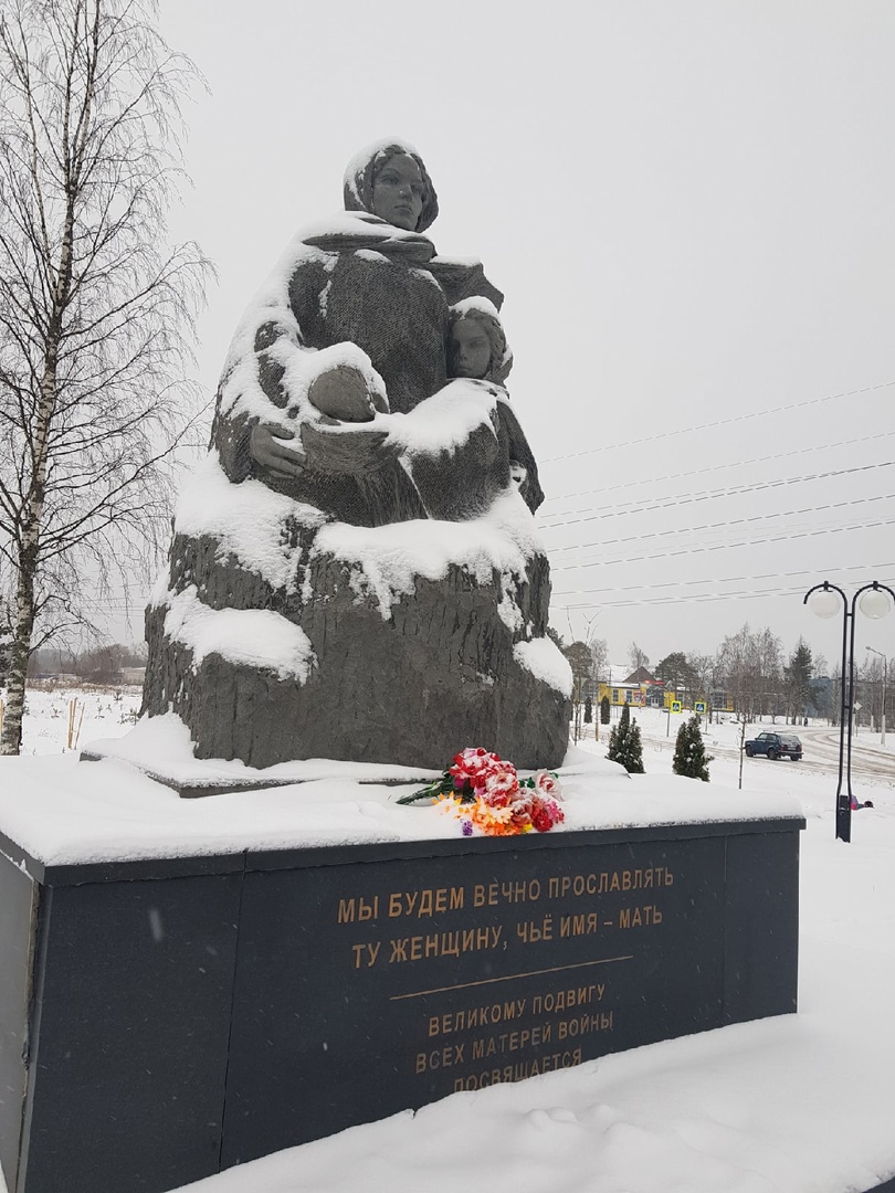 Возложение цветов к мемориалу "Матерям войны"