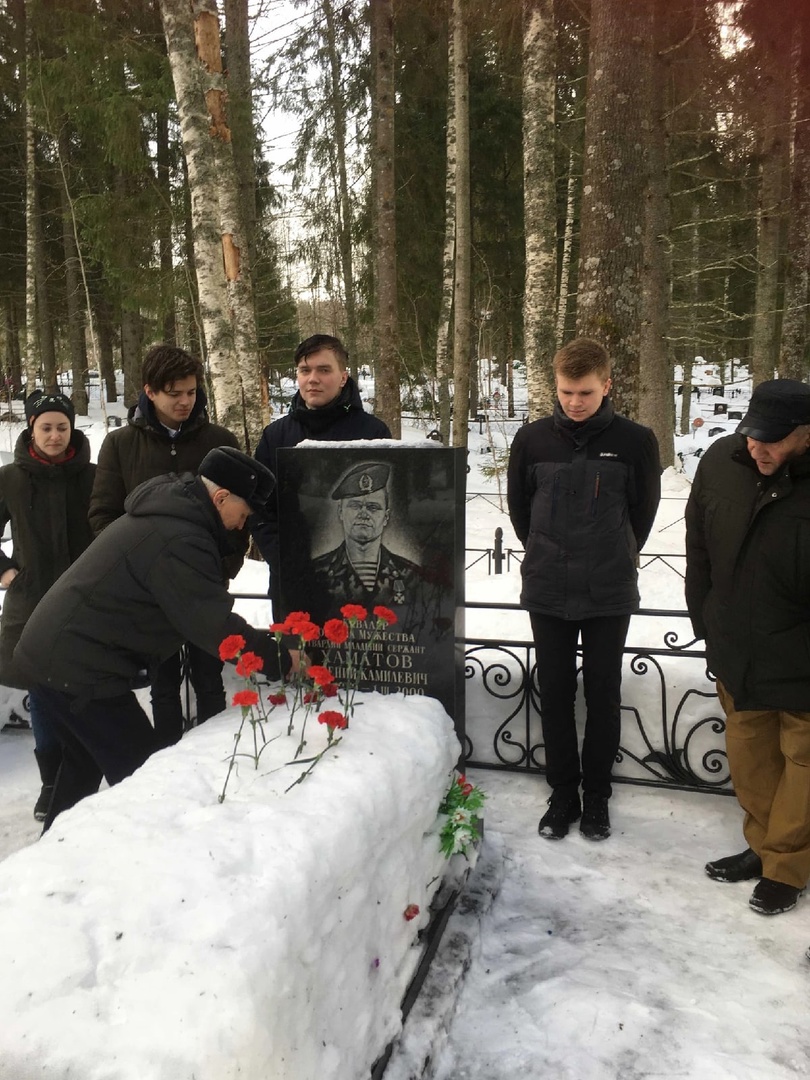 Делегация техникума возложила цветы к бюсту, установленному в городском Сквере Памяти и к могиле Евгения Хаматова.