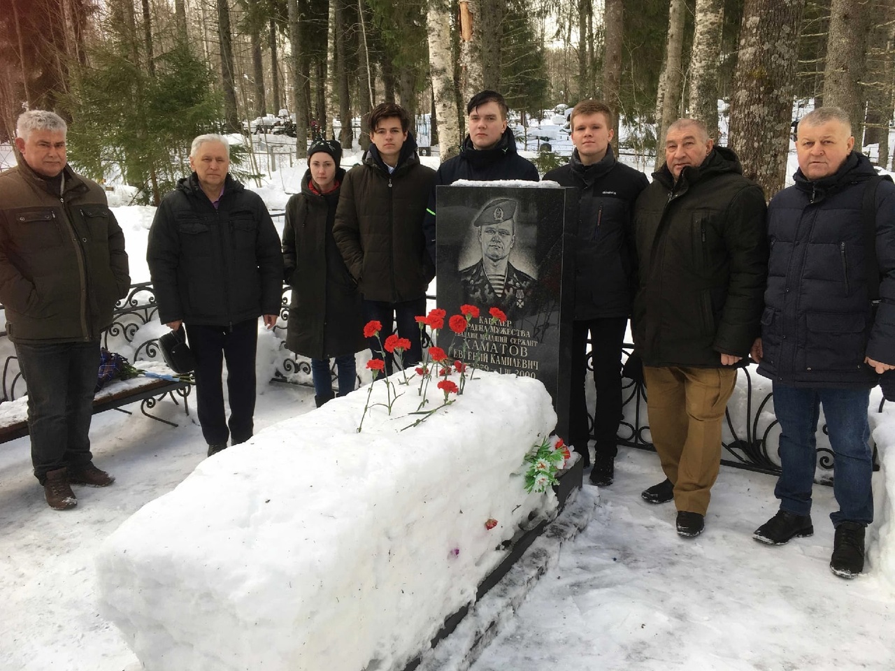 Делегация техникума возложила цветы к бюсту, установленному в городском Сквере Памяти и к могиле Евгения Хаматова.