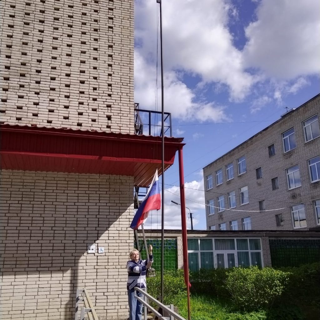 Учебная неделя в техникуме началась с поднятия Флага России!