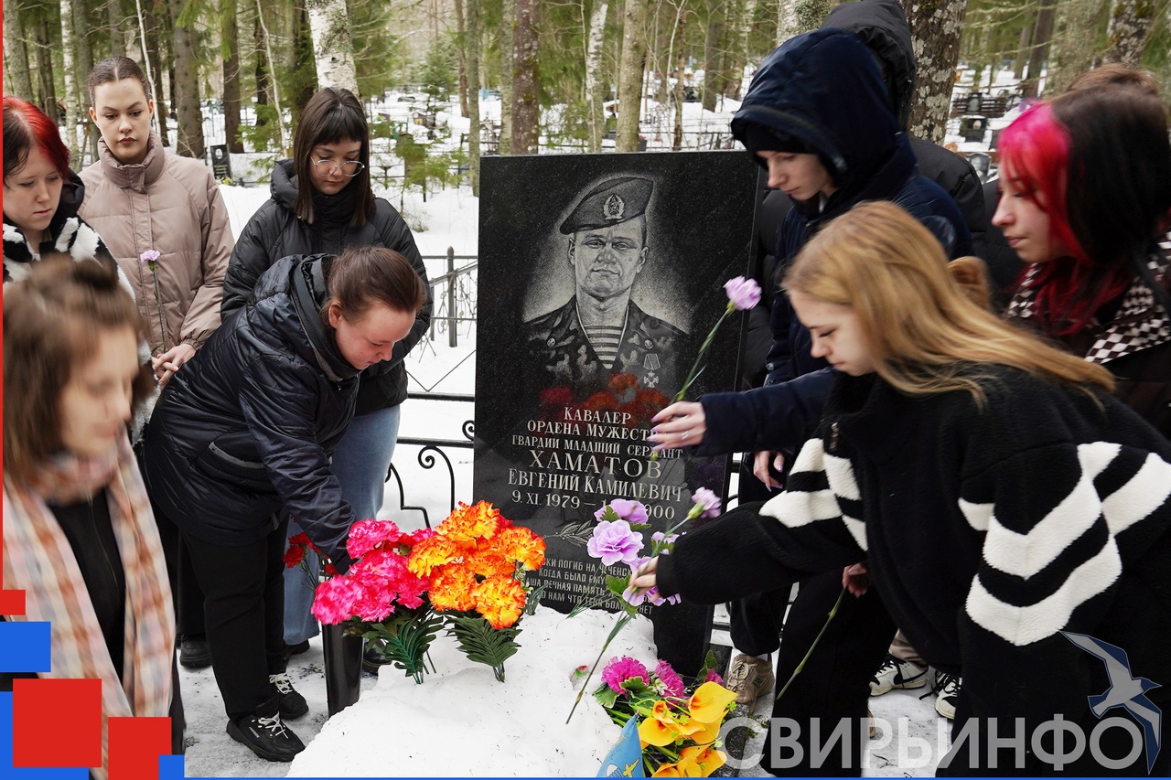 Он геройски погиб на Чеченской земле Когда было ему 20 лет. Наша вечная память Женя тебе Больно нам, что тебя больше нет…
