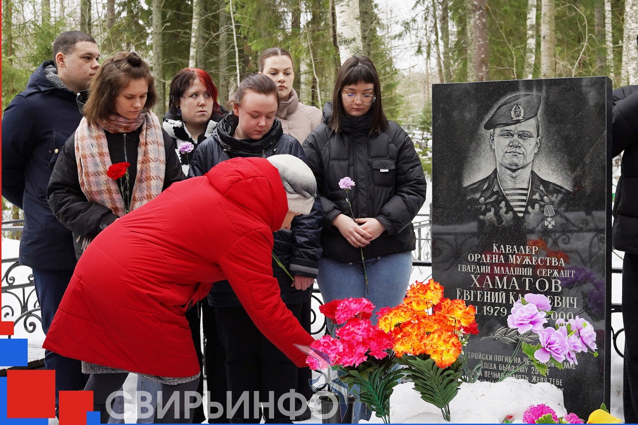 Он геройски погиб на Чеченской земле Когда было ему 20 лет. Наша вечная память Женя тебе Больно нам, что тебя больше нет…